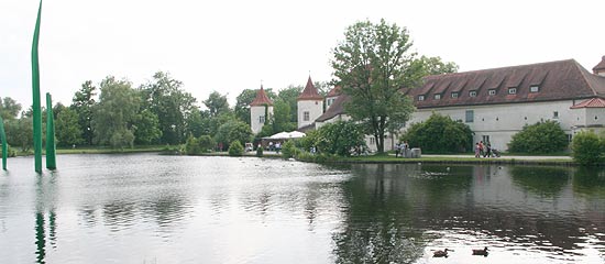 idyllisch am Teich gelegen: Schloss Blutenburg und die Schloßschänke Blutenburg (Foto: MartiN Schmitz)